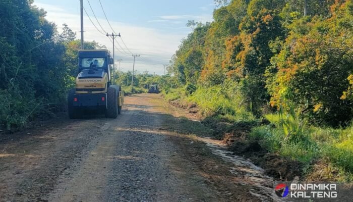 Guna Hasilkan Pekerjaan Yang Maksimal Satgas TMMD Libatkan Alat Berat Untuk Pemadatan Jalan.