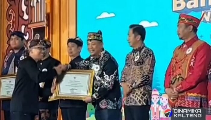 Bupati Barsel Terima Penghargaan Revitalisasi Bahasa Daerah dari Mendikdasmen