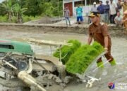Wabup Khristianto Yudha Serahkan Bantuan Pertanian di Desa Penda Asam, Barito Selatan