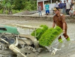 Wabup Khristianto Yudha Serahkan Bantuan Pertanian di Desa Penda Asam, Barito Selatan