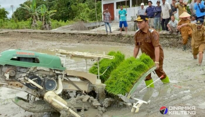 Wabup Khristianto Yudha Serahkan Bantuan Pertanian di Desa Penda Asam, Barito Selatan