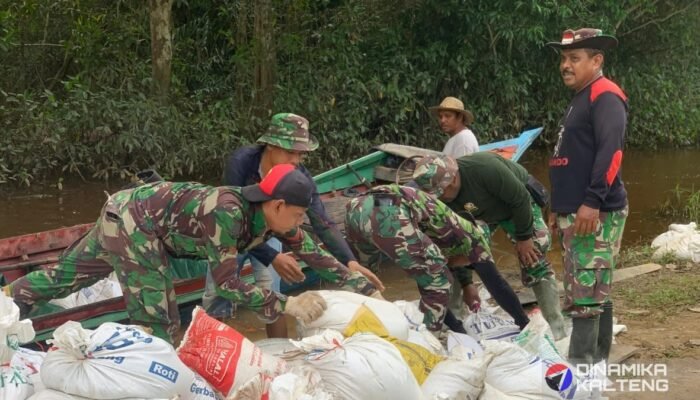 Satgas TMMD Ke-124 Terus Salurkan Semen ke Lokasi Pengecoran Jalan di Desa Talio