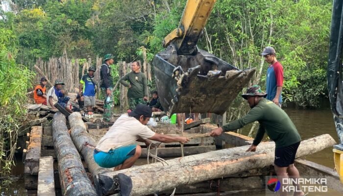 Kerja Sama Satgas TMMD dan Warga Talio Wujudkan Jembatan Penghubung Antar Desa