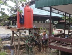 Mudahkan Akses Air Bersih, Satgas TMMD Ke-124 Kodim 1012/Buntok Pasang Tandon Air di Desa Talio.