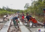 Rampungkan Jalan Cor Beton, Satgas TMMD Bekerja Siang Malam
