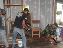 Kegigihan Satgas TMMD Bersama Warga, Perehaban Rumah Bapak John Kennedy Capai Tahap Pengecatan