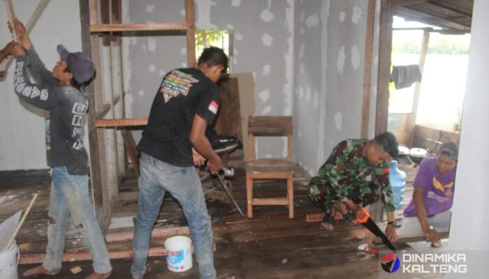 Kegigihan Satgas TMMD Bersama Warga, Perehaban Rumah Bapak John Kennedy Capai Tahap Pengecatan