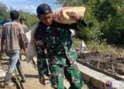 Prajurit TMMD Kodim 1012/Buntok Pikul Semen Demi Pembangunan Jalan di Desa Talio
