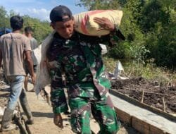 Prajurit TMMD Kodim 1012/Buntok Pikul Semen Demi Pembangunan Jalan di Desa Talio