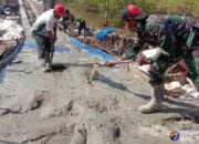 Satgas TMMD dan Warga Kebut Pengecoran Jalan Menuju Desa Talio.