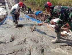 Satgas TMMD dan Warga Kebut Pengecoran Jalan Menuju Desa Talio.