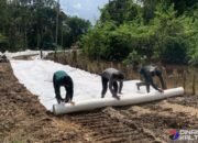 Satgas TMMD Percepat Pemasangan Geotekstil di Jalan Desa Talio, Perkuat Infrastruktur Daerah