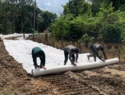 Satgas TMMD Percepat Pemasangan Geotekstil di Jalan Desa Talio, Perkuat Infrastruktur Daerah