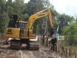 Warga dan Satgas TMMD Kompak Pasang Cerucuk untuk Jalan Desa Talio