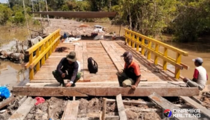 Satgas TMMD Bersama Warga Pasang Papan Jembatan