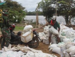 Satgas TMMD Kodim 1012/Btk Angkut Material dengan Motor di Barito Selatan