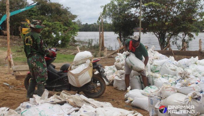Satgas TMMD Kodim 1012/Btk Angkut Material dengan Motor di Barito Selatan