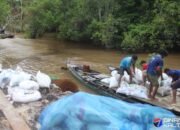 Satgas TMMD Angkut Material Gunakan Perahu Klotok Demi Lancarkan Pembangunan di Daerah Terpencil