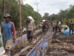 Satgas TMMD dan Warga Gotong Royong Pikul Material di Barito Selatan