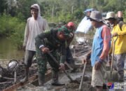 Satgas TMMD dan Warga Kompak Aduk Semen, Bukti Nyata Semangat Gotong Royong