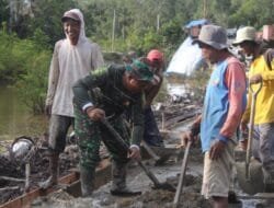 Satgas TMMD dan Warga Kompak Aduk Semen, Bukti Nyata Semangat Gotong Royong