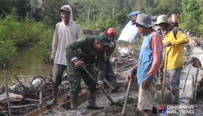 Satgas TMMD dan Warga Kompak Aduk Semen, Bukti Nyata Semangat Gotong Royong