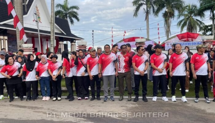 Bupati Barsel melepas Jalan Santai HUT Bhayangkara Ke 79 Di Ikuti Ribuan Warga Buntok Dan Sekitarnya