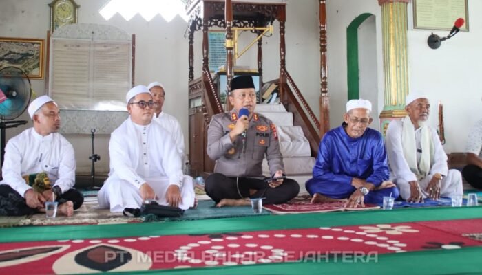 Jumat Curhat, Kapolres Barsel Serap Aspirasi Jemaah Masjid Baiturrahman Pamait