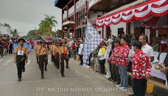 Asisten I Setda Barsel Lepas Lomba Gerak Jalan HUT ke-80 RI dan Hari Jadi Barsel ke-66, Diikuti 69 Regu Dengan 1.040 Peserta