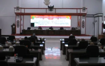 Tiga Fraksi DPRD Barsel Terima Dua Ranperda Usulan Bupati