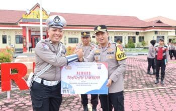 Apresiasi Kinerja, Kapolres Barsel Berikan Penghargaan Umroh kepada Dua Personel Berprestasi