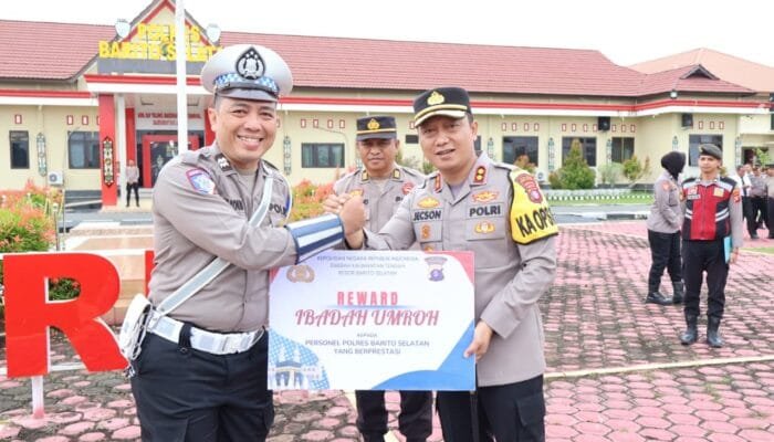 Apresiasi Kinerja, Kapolres Barsel Berikan Penghargaan Umroh kepada Dua Personel Berprestasi