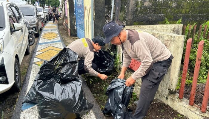 Tindak Lanjuti Instruksi Presiden, Kapolres Barsel Pimpin Gerakan Indonesia ASRI Bersihkan Fasilitas Umum