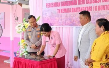 Kapolres Barsel Dampingi Ketua Bhayangkari Barsel Resmikan TK Kemala Bhayangkari 16 Buntok