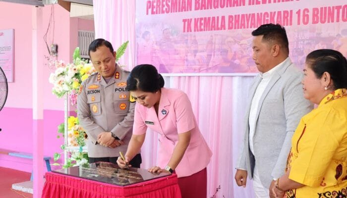 Kapolres Barsel Dampingi Ketua Bhayangkari Barsel Resmikan TK Kemala Bhayangkari 16 Buntok