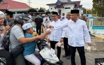 Ketua TP PKK, Bupati, Wakil Ketua DPRD dan Forkopimda Barito Selatan Bagikan Takjil