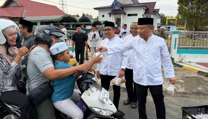 Ketua TP PKK, Bupati, Wakil Ketua DPRD dan Forkopimda Barito Selatan Bagikan Takjil