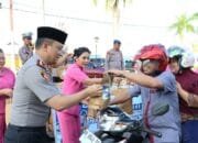 Kapolres Barsel dan Ketua Bhayangkari Bagi Takjil di Bundaran Haji Indar, Buntok