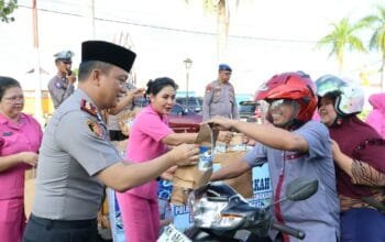 Kapolres Barsel dan Ketua Bhayangkari Bagi Takjil di Bundaran Haji Indar, Buntok