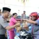 Kapolres Barsel dan Ketua Bhayangkari Bagi Takjil di Bundaran Haji Indar, Buntok