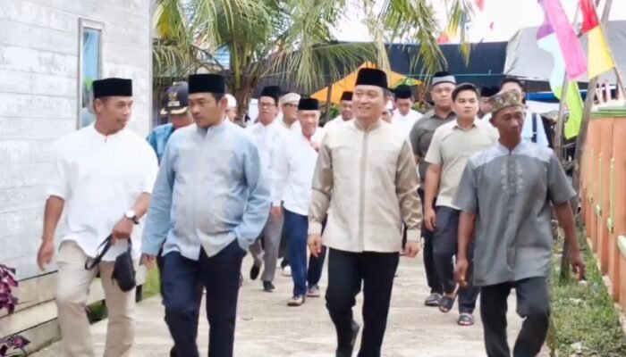Safari Ramadhan di Dusun Utara, Wabup Barsel Serahkan Bantuan Karpet untuk Masjid Desa Marawan Lama