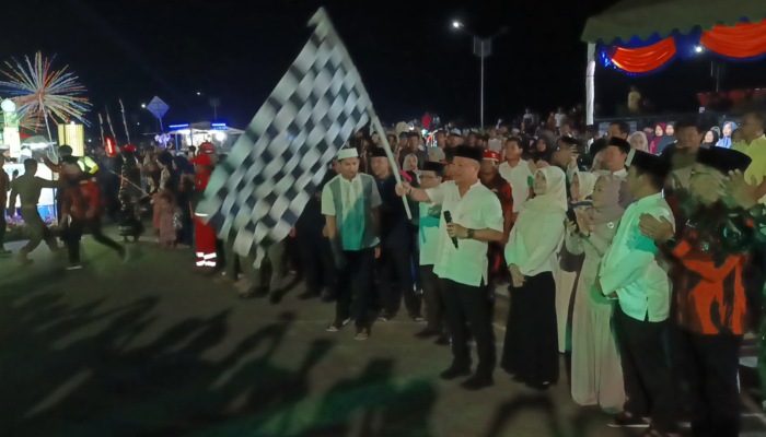 Bupati Barsel Lepas Pawai Tanglong Bagarakan Sahur Ramadhan 1447 H di Water Front City