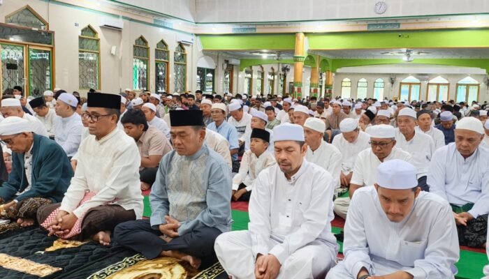 Wabup Barito Selatan Khristianto Yudha, Sholat Idul Fitri Bersama Ribuan Jamaah, di Masjid Agung Baiturrahman Buntok