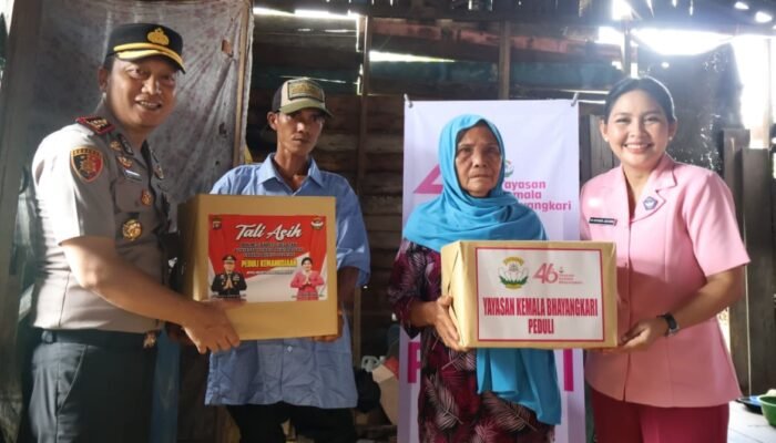Jelang Paskah, Kapolres Barsel Salurkan Bantuan Tali Asih untuk Warga Bantaran DAS Barito