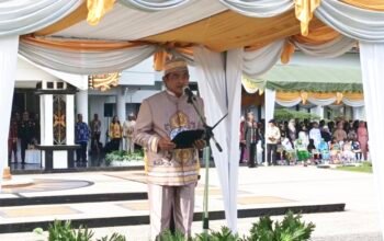 Wabup Barsel “Borong” Empat Hari Besar Sekaligus, Ratusan Siswa Peserta Upacara Heboh Dapat Traktiran Bakso Gratis