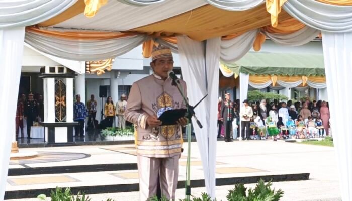 Wabup Barsel “Borong” Empat Hari Besar Sekaligus, Ratusan Siswa Peserta Upacara Heboh Dapat Traktiran Bakso Gratis
