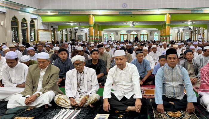 Bupati dan Wabup Barsel Sholat Idul Adha Bersama Ribuan Warga di Masjid Agung Baiturrahman Buntok