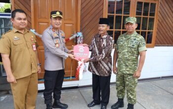 ‎Kapolres Barsel AKBP Jacson R Hutapea Serahkan Kunci Kantor PP Polri Barito Selatan