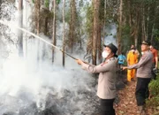 Polres Barsel Gerak Cepat Padamkan Karhutla di Bantai Bambure, 12 Hektare Lahan Terbakar