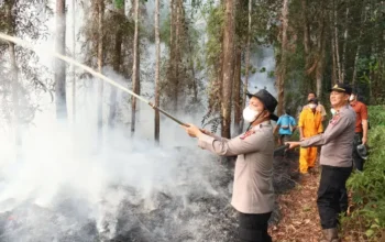 Polres Barsel Gerak Cepat Padamkan Karhutla di Bantai Bambure, 12 Hektare Lahan Terbakar